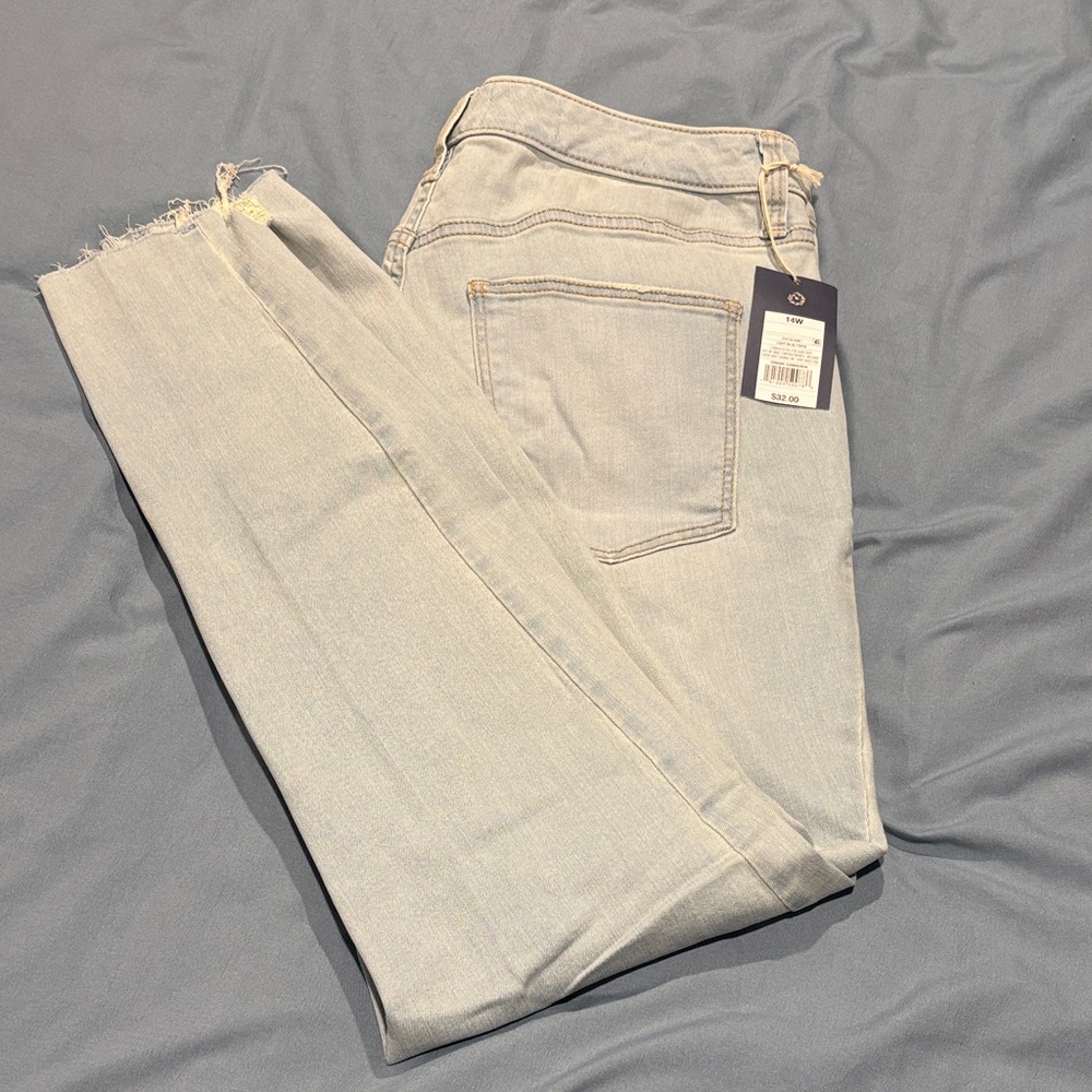 NWT Universal Thread Women's Light Wash Straight Leg Jeans